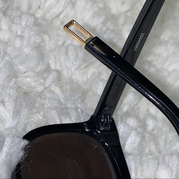 Black Oversized Sunnies with Mirror Tint in lenses - Picture 4 of 5